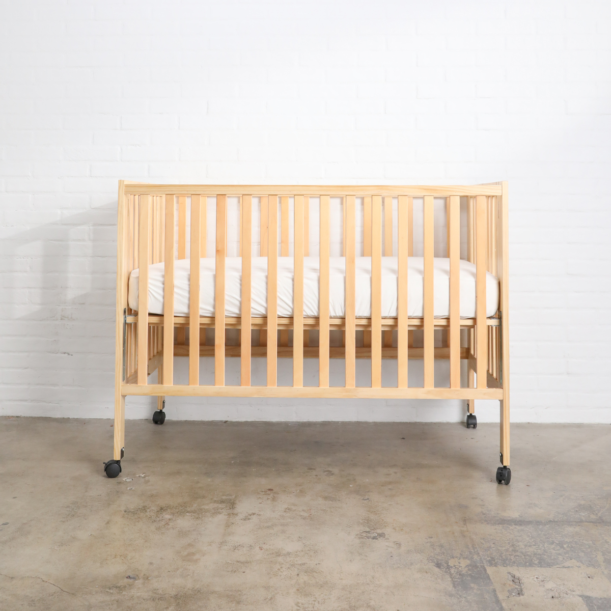 Portable top wood crib